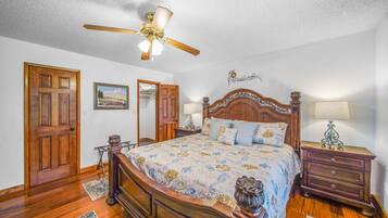 3 bedrooms, desk, iron/ironing board, travel crib