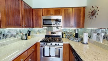 Condo, 3 Bedrooms | Private kitchen | Fridge, oven, coffee/tea maker, toaster