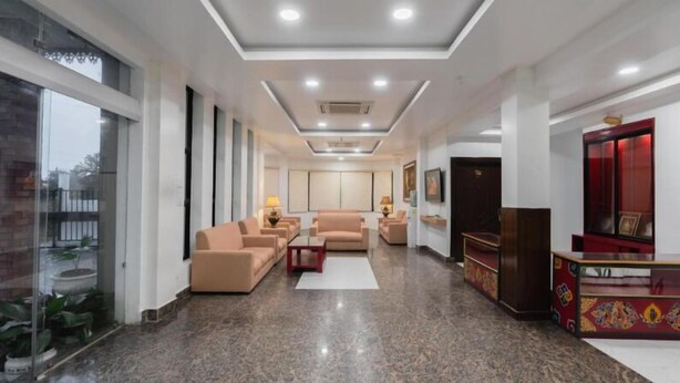 Una sala moderna con un conjunto de sofás, una mesa de centro y un televisor.