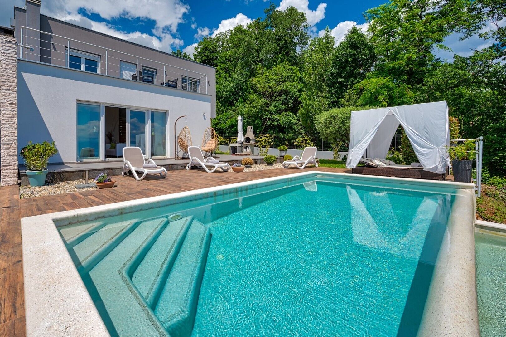 Et oppvarmet basseng