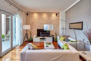 TV, ping pong, stereo