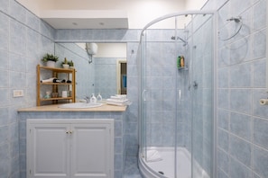 Hair dryer, bidet, towels, soap - Charming Apartment With Patio Close to Colosseum (Roma)
