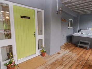 Indoor spa tub