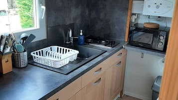 Frigorífic, microones, placa de cuina i cafetera i tetera