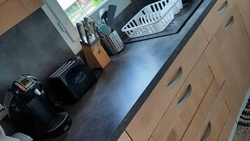 Refrigerador, microondas, placa de cocina, cafetera/tetera