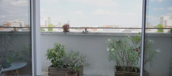 Private room -single bed in appartement to share- 20 Minutes from Paris