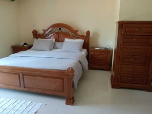 3 bedrooms, iron/ironing board, WiFi, bed sheets - The centre of Masaki, close to restaurants, bars & supermarkets and ATM's (Dar es Salaam)