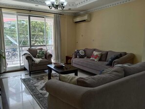 Living area - The centre of Masaki, close to restaurants, bars & supermarkets and ATM's (Dar es Salaam)