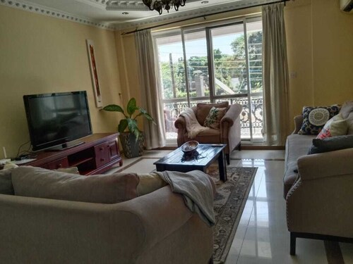 The centre of Masaki, close to restaurants, bars & supermarkets and ATM's