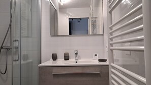 Hair dryer, toilet paper - Carnac Plage Appartement rez de Jardin A 5 Minutes à Pied de la Plage 35 m² (Carnac)