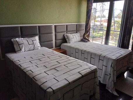 Caja de seguridad en la habitación y escritorio