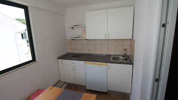 Kühlschrank, Herdplatte, Toaster, Kochgeschirr/Geschirr/Besteck