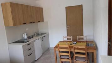 Kühlschrank, Herdplatte, Toaster, Kochgeschirr/Geschirr/Besteck