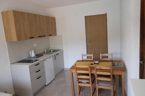 Fridge, stovetop, toaster, cookware/dishes/utensils - Villa Hortus / 6 Apartment with Sea view (Neum)