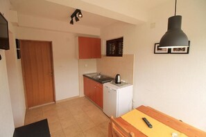 Geladeira, cooktop, torradeira, talheres/pratos/utensílios de cozinha