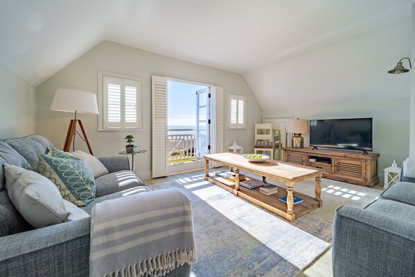 TV - 4 Truman Lodge, Thorpeness (Thorpeness)