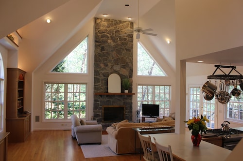 Vacation Getaway - Nature Retreat with Modern Comforts