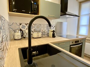 Kühlschrank, Mikrowelle, Ofen, Herdplatte