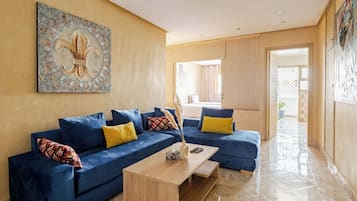 Apartamento Confort, 2 habitaciones | Zona de estar | Una televisión de pantalla plana