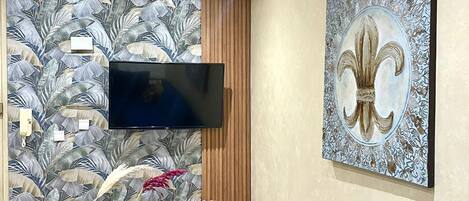 Căn hộ tiện nghi đơn giản, 2 phòng ngủ | Khu phòng khách | TV màn hình phẳng