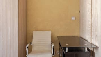Apartamento Confort, 2 habitaciones | 2 dormitorios, cortinas opacas, tabla de planchar con plancha