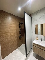 Comfort-lejlighed - 2 soveværelser | Badeværelse | Bruser, gratis toiletartikler, hårtørrer, håndklæder