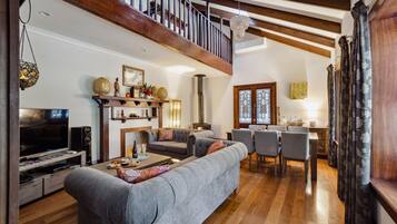 TV, fireplace