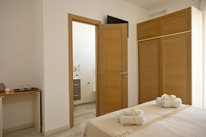 1 bedroom, desk, free WiFi, bed sheets