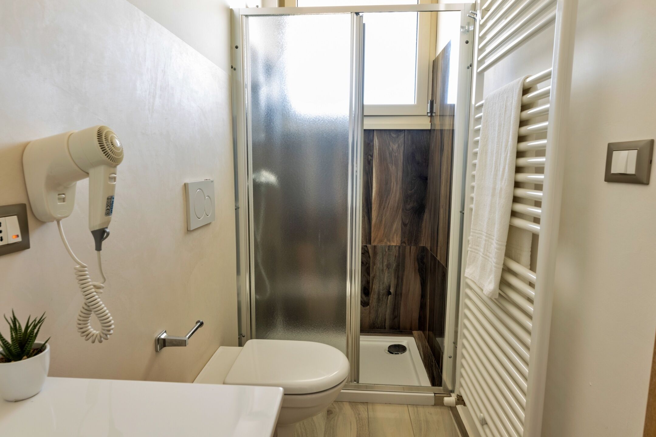 Doccia, asciugacapelli, bidet, asciugamani