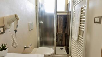 Doccia, asciugacapelli, bidet, asciugamani