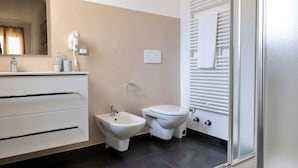 Douche, séchoir à cheveux, bidet, serviettes fournies