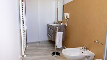 Shower, hair dryer, bidet, towels