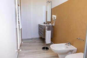 Dutxa, assecador de cabells, bidet i tovalloles 