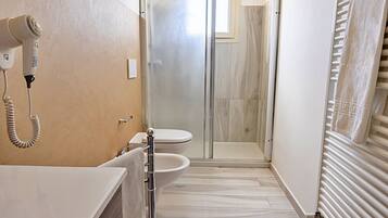 Dusche, Haartrockner, Bidet, Handtücher