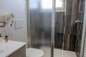 Dutxa, assecador de cabells, bidet i tovalloles