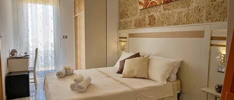 1 habitación, escritorio, wifi gratis y ropa de cama