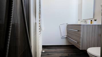 Dusche, Haartrockner, Bidet, Handtücher