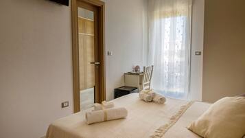 1 bedroom, desk, free WiFi, bed sheets