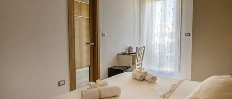 1 bedroom, desk, free WiFi, bed sheets