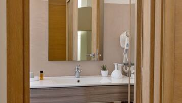 Dusche, Haartrockner, Bidet, Handtücher