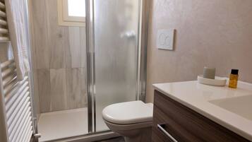 Doccia, asciugacapelli, bidet, asciugamani