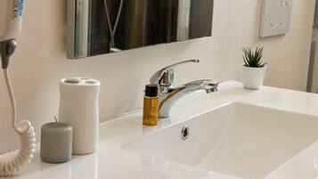 Shower, hair dryer, bidet, towels