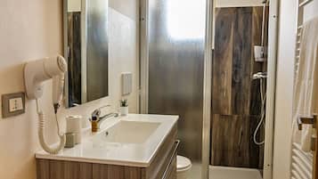 Doccia, asciugacapelli, bidet, asciugamani