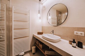 Bruser, gratis toiletartikler, hårtørrer, badekåber