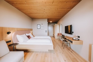 In-room safe, desk, laptop workspace, blackout curtains - Hotel Marvia (Schwarzenberg)