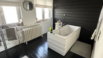 Douche, sĂšche-cheveux, serviettes fournies, papier toilette