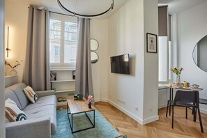 Smart TV, offices - Modern Studio Arc de Triomphe  Monceau (Paris)