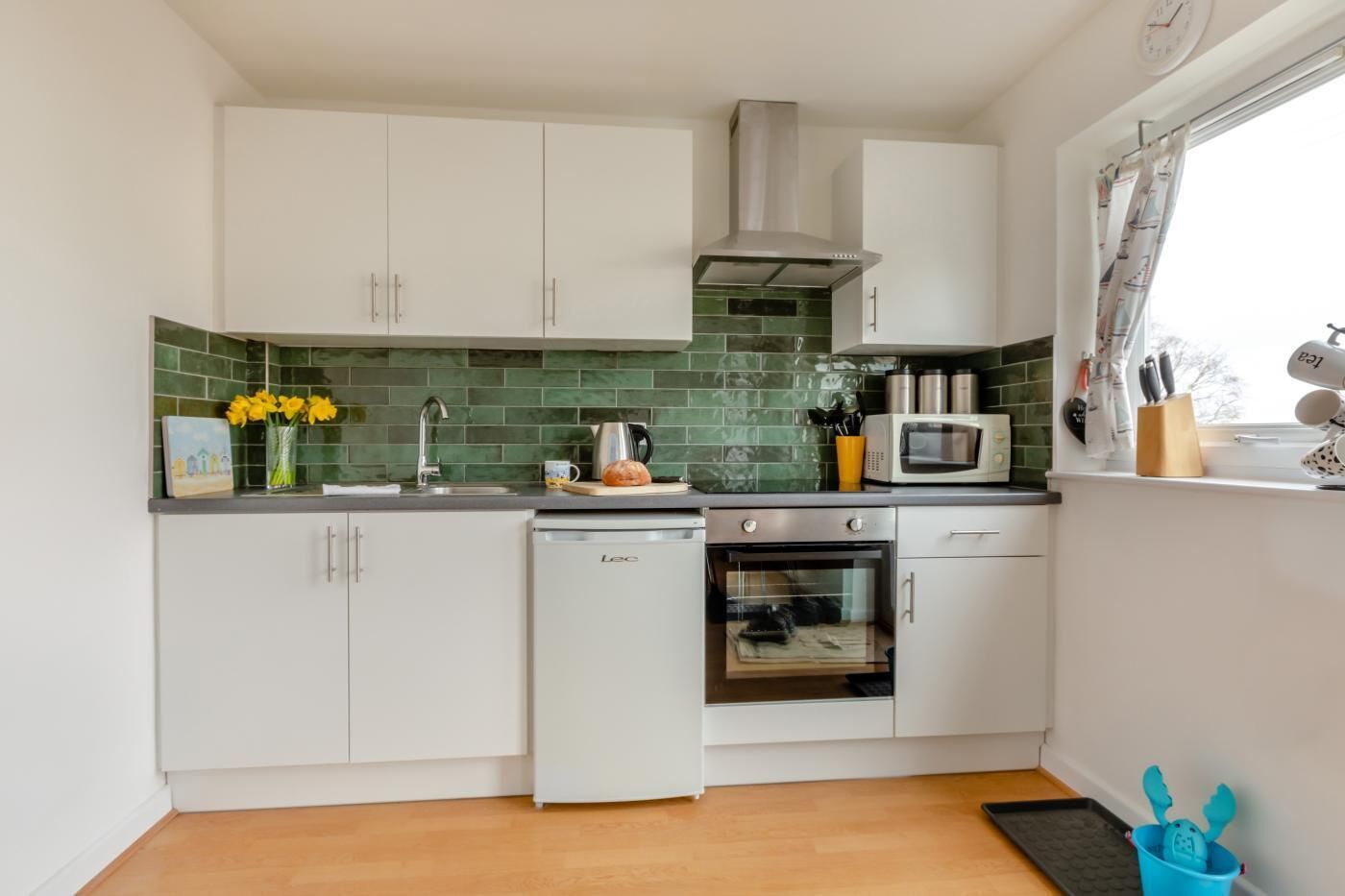Kühlschrank, Mikrowelle, Ofen, Hochstuhl