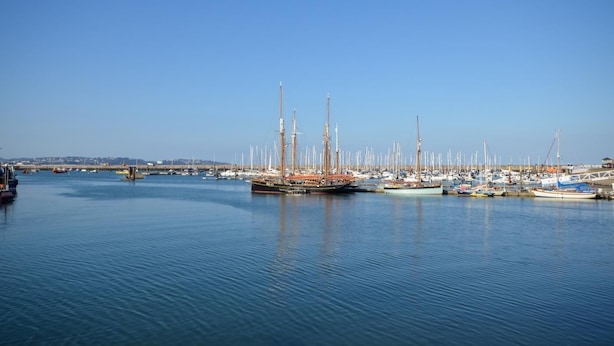 A marina with multiple boats docked, a clear blue sky, and a calm water surface. - 2 Bed in Brixham (oc-f28884) (Brixham)