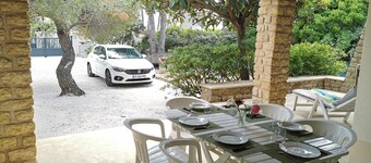 Air-conditioned villa by the sea
